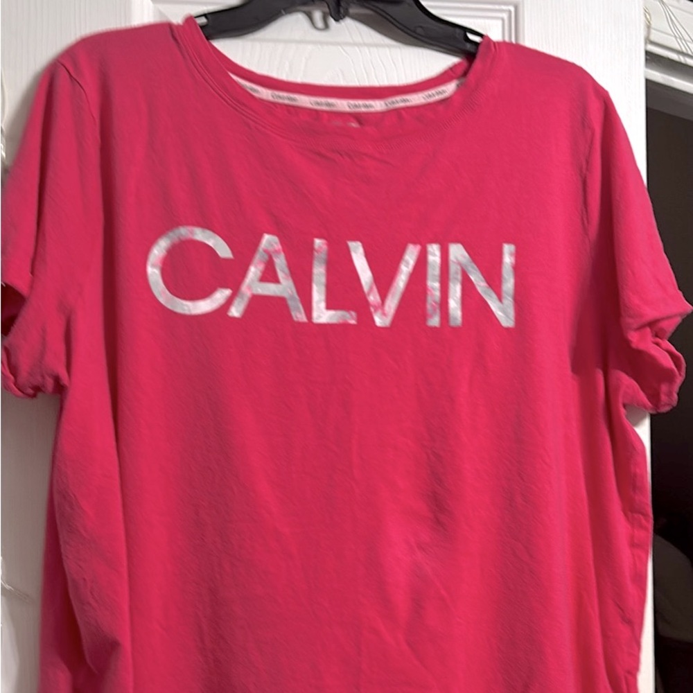 Women’s Calvin Klein Tshirt in xxl.